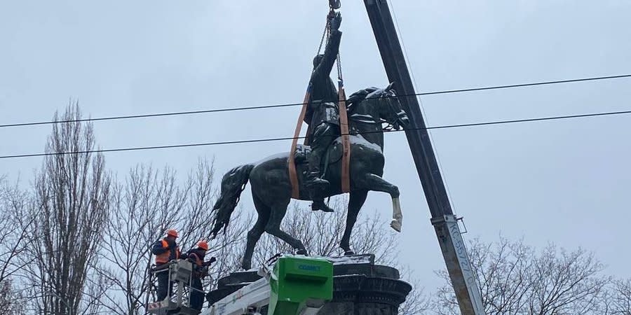 Dismantling the Shchors monument