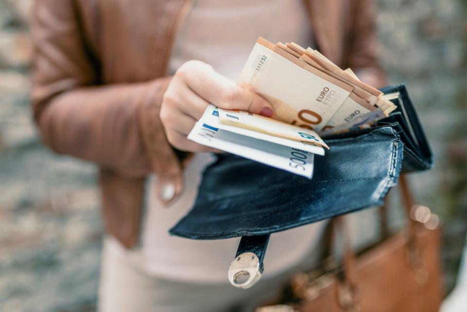 Haben Sie schon einmal durchgerechnet, wie viel Geld Sie im Monat oder im Jahr für Zigaretten ausgeben? Nehmen Sie einen Taschenrechner in die Hand und zählen Sie ehrlich die Summe zusammen. Jetzt stellen Sie sich vor, was Sie alles mit diesem Geld kaufen könnten. Erfüllen Sie sich einen Wunsch, indem Sie das Geld, was Sie sonst für Zigaretten ausgeben, zur Seite legen. (Bild: iStock / dragana991)