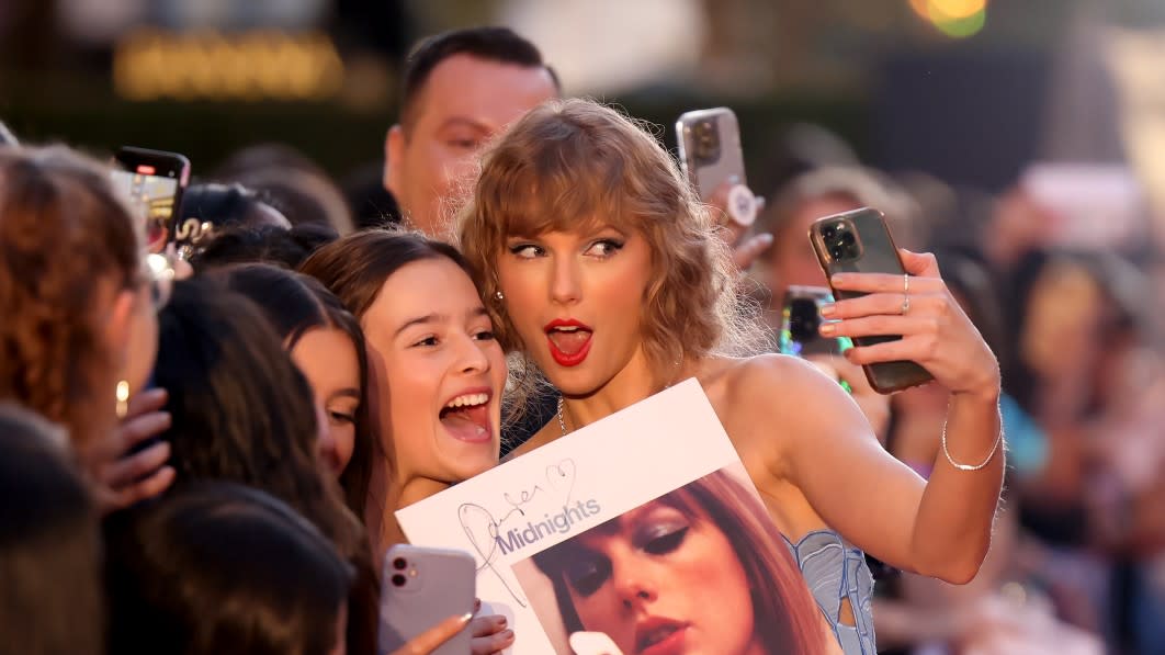  Taylor Swift meets fans at The Grove in Los Angeles, California. 