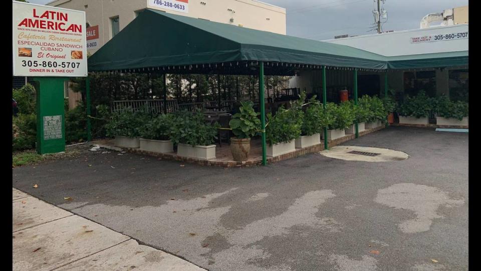Yellow tape bordered the patio seating area Monday afternoon as Maimi’s Latin American Restaurant, 1590 Coral Way, remained closed after a disgusting inspection. DAVID J. NEAL/dneal@miamiherald.com