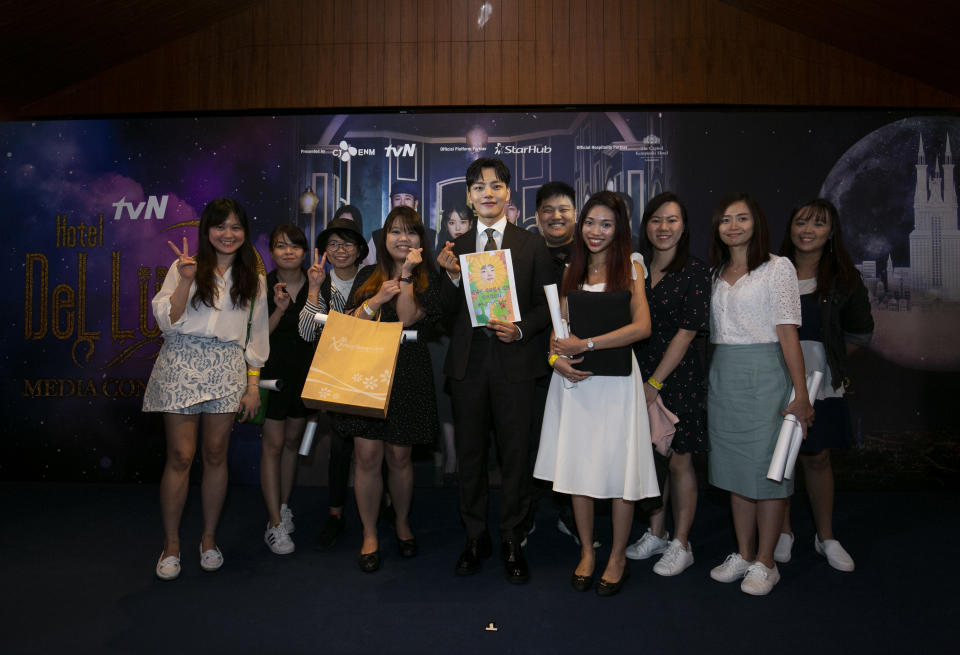 Lucky fans came bearing gifts for their beloved actor, Yeo Jin Goo. (PHOTO: tvN) 