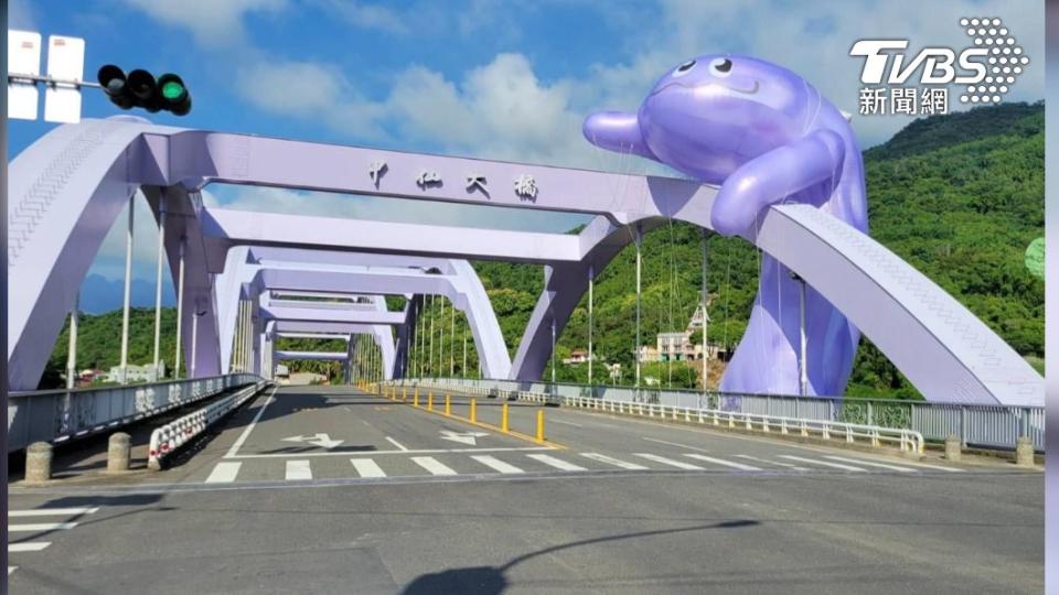 盤據甲仙大橋的紫色怪獸(高市府提供)