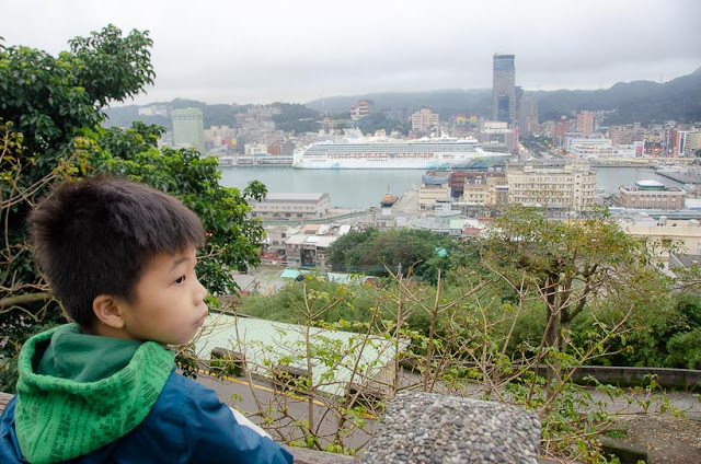 「KEELUNG」地標上欣賞基隆港