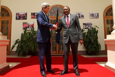 U.S. Secretary of State John Kerry (L) shakes hands with Kenyan President Uhuru Kenyatta following a meeting at the State House in Nairobi, Kenya, May 4, 2015. REUTERS/Andrew Harnik/Pool