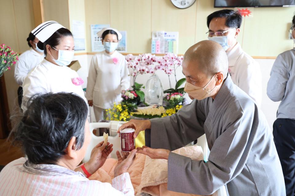 德杰師父送上祝福與福慧珍粥給住院中的病人。