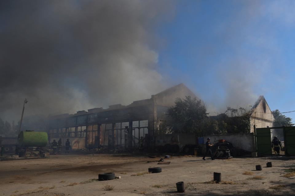 烏克蘭南部城市赫松19日遭俄軍攻擊，警方和消防隊趕往被擊中的一座倉庫救援。路透社
