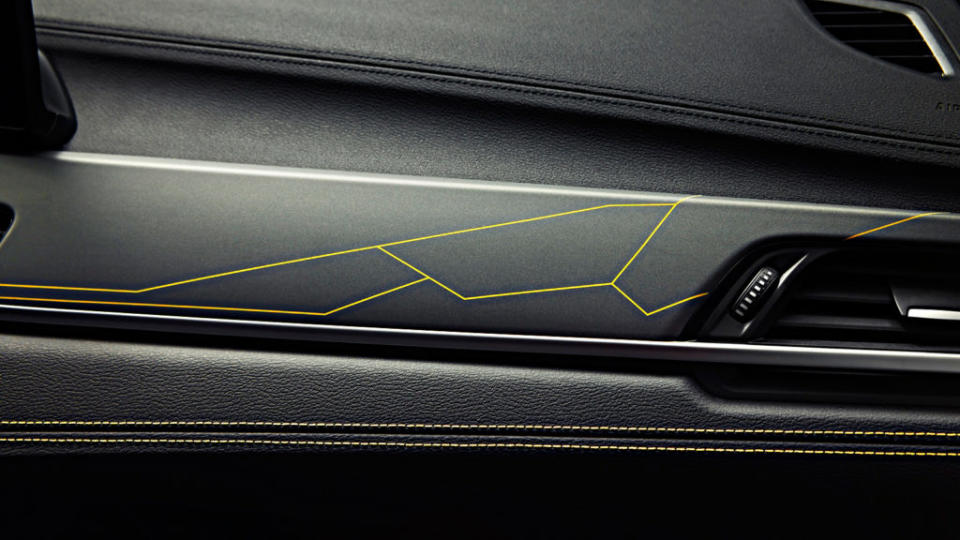 手套箱飾板線條呼應車側的金色元素。(圖片來源/ BMW)