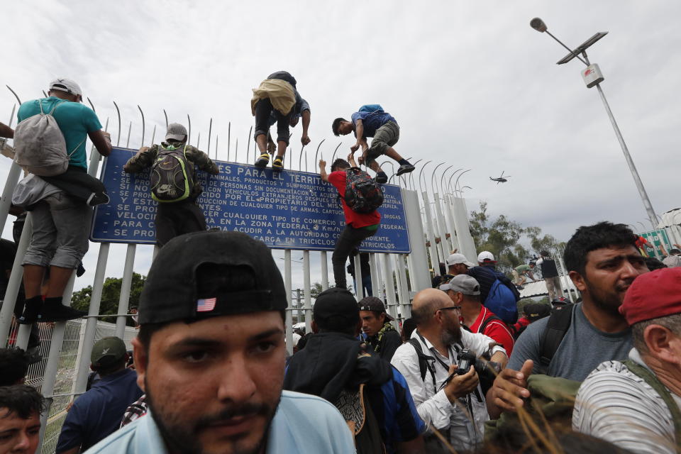 FOTOS | Así rompieron los migrantes el cerco fronterizo para entrar a México