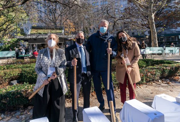 Rivera (right) attends a groundbreaking alongside then-New York City Mayor Bill de Blasio (second from right) in November 2020. The two are now rival congressional candidates. (Photo: Pacific Press/Getty Images)