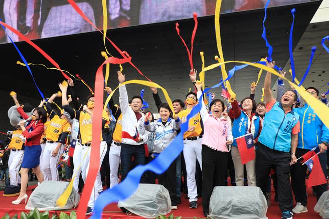台中市長盧秀燕與市府團隊、中信兄弟棒球隊員等人一同拋出象徵幸福的紅、黃、藍絲帶。(林欣儀攝)