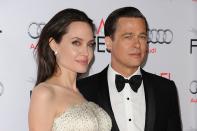 Si hay un divorcio que revolucionó el <em>star system</em>, fue el de <a href="https://es.vida-estilo.yahoo.com/angelina-jolie-45-anos-15-imagenes-no-habias-visto-100720186.html" data-ylk="slk:Angelina Jolie;outcm:mb_qualified_link;_E:mb_qualified_link;ct:story;" class="link  yahoo-link">Angelina Jolie</a> y Brad Pitt. Se enamoraron en 2004 en el rodaje de 'Sr. y Sra. Smith' (2005), se casaron en 2014 y se separaron en 2016. La pareja tuvo una ruptura complicada y se embarcó en una intensa batalla legal por la custodia de sus seis hijos. (Foto: Jason LaVeris / Getty Images)