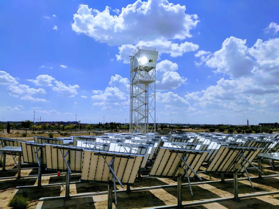 Solar tower fuel plant during operation (IMDEA Energy)