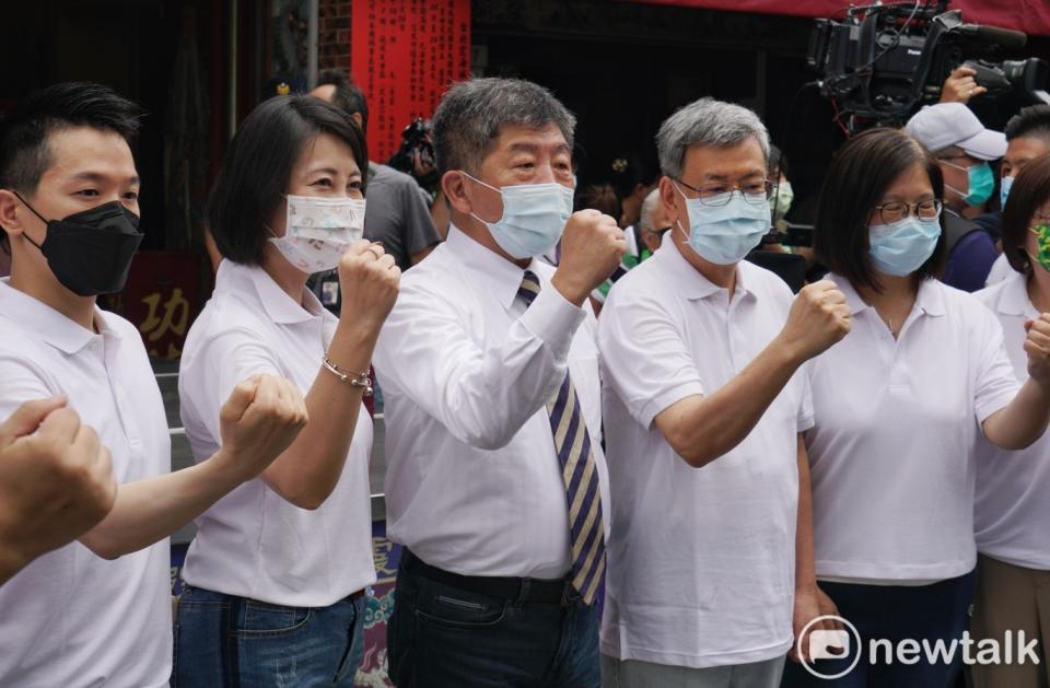 民進黨提名台北市長參選人陳時中之前在競選總部主委陳建仁的陪同下舉行競選團隊公布記者會。（資料照片）   圖：張良一/攝