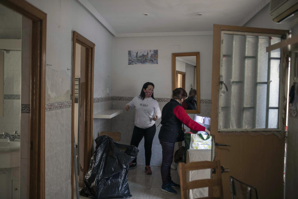 Cristina Uquillas y su madre, Rosario Aguiar Núñez, hacen las maletas para mudarse del famoso inmueble fotografiado por Robert Capa en el barrio de Vallecas, en Madrid, el 15 de marzo de 2021. (Maria Contreras Coll / The New York Times)