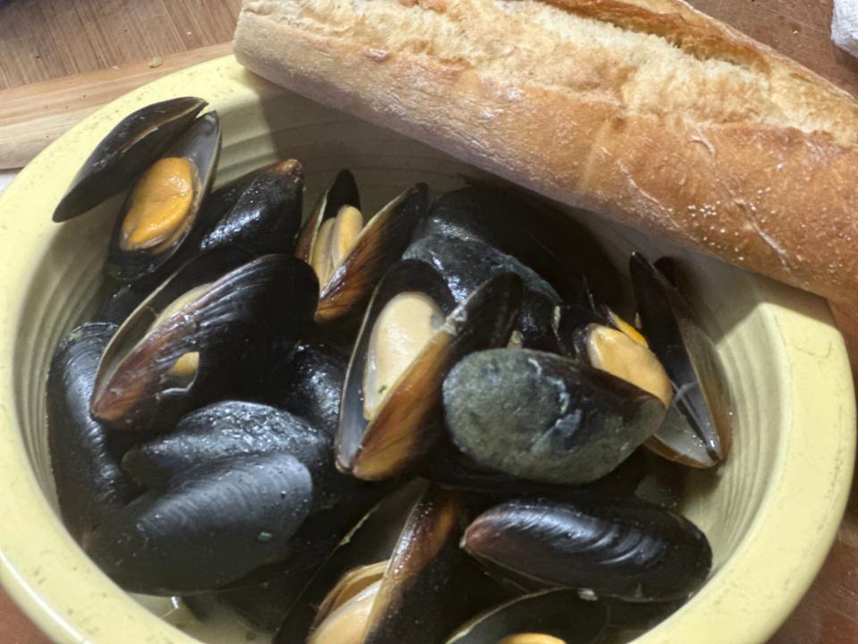 Aldi mussels in bowl with bread