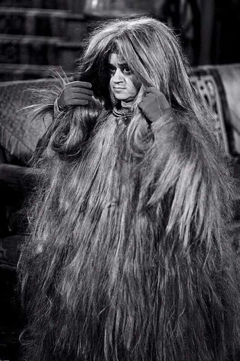 Felix Silla, escondido detrás del disfraz del Tío Cosa. El público nunca vio su rostro en Los Locos Addams