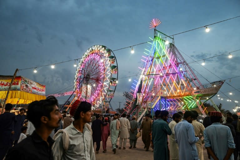 Des visiteurs lors d'un festival annuel dans un sanctuaire soufi à Shah Jiwana, dans la province du Pendjab, le 11 mai 2024 au Pakistan (Farooq NAEEM)