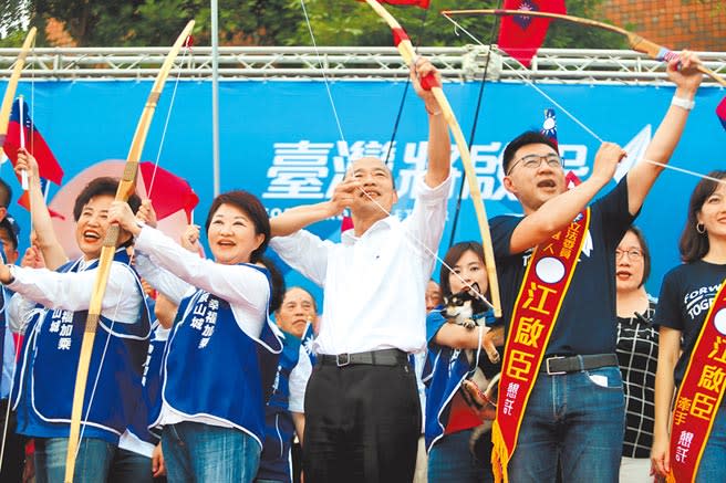 國民黨總統參選人韓國瑜（右2）2019年11月23日台中市傾聽之旅，出席中市立委第八選區參選人江啟臣成立大會，與台中市長盧秀燕（左2）、江啟臣（右1）、沈智慧（左1），拉弓射出穿雲箭。（黃國峰攝）