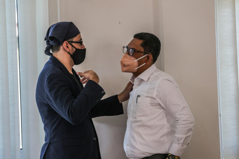 Shebby Singh’s son, Sonuljit Singh (left) with Youth and Sports Minister Datuk Seri Ahmad Faizal Azumu at the wake, January 14, 2022. — Picture by Hari Anggara