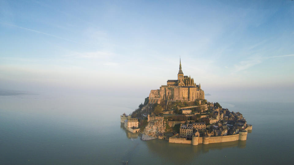 Malerisch liegt der Mont Saint Michel hier im Meer. Bei Hochwasser wird selbst der einzige Steg, der zu der befestigten Abtei führt, überflutet. Dann herrscht vollkommene Ruhe in diesem Teil der Normandie.