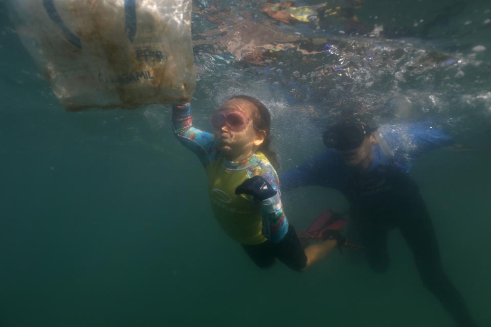 La niña de 4 años que limpia la basura del océano