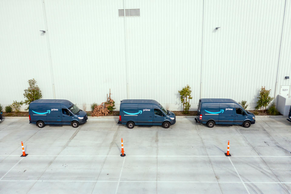 Furgonetas de reparto de Amazon en una instalación de envío en Chatsworth, California, el 12 de enero de 2022. (Roger Kisby/The New York Times)