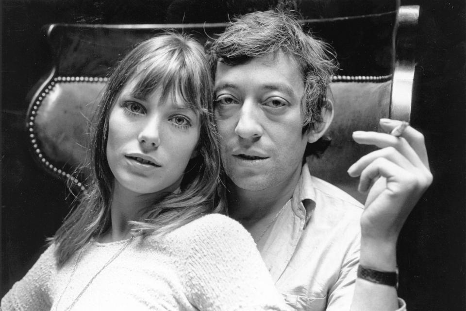 "Je t'aime ... moi non plus" stöhnten die burschikose Britin und der französische Skandalier Serge Gainsbourg in einem der großen Pop-Chansons der 60-er. Die erotisierende Nummer wurde von vielen Radiostationen boykottiert - der Vatikan protestierte offiziell. Ein Welthit wurde das schwül-süffige Kopulationsmantra dennoch ... (Bild: Reg Lancaster / Getty Images)