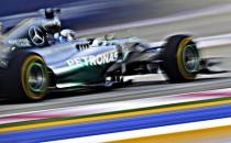 Mercedes Formula One driver Lewis Hamilton of Britain takes a corner on the Marina Bay street circuit during the first practice session of the Singapore F1 Grand Prix in Singapore September 19, 2014. REUTERS/Tim Chong