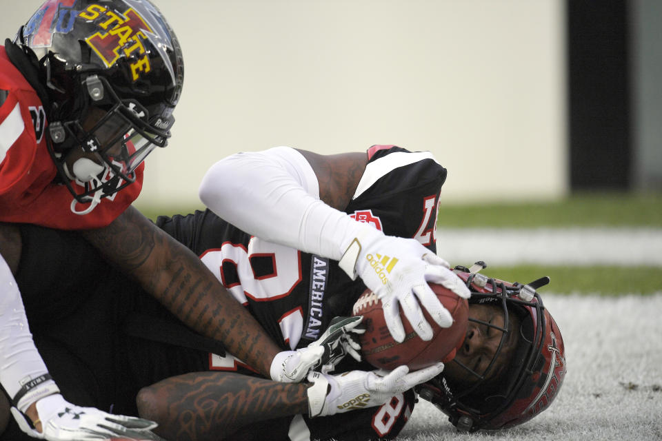American Team wide receiver Omar Bayless, right, of Arkansas State, makes a touchdown catch as National Team cornerback Rojesterman Farris, of Hawaii, defends during the first half of the Collegiate Bowl college football game Saturday, Jan. 18, 2020, in Pasadena, Calif. (AP Photo/Mark J. Terrill)