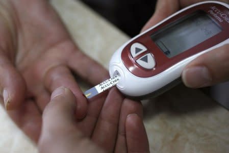 A patient takes a blood glucose test during an event aimed to help people with diabetes to cope with their illness at Saint Luka diagnostics medical center in Sofia, November 13, 2012.  REUTERS/Stoyan Nenov