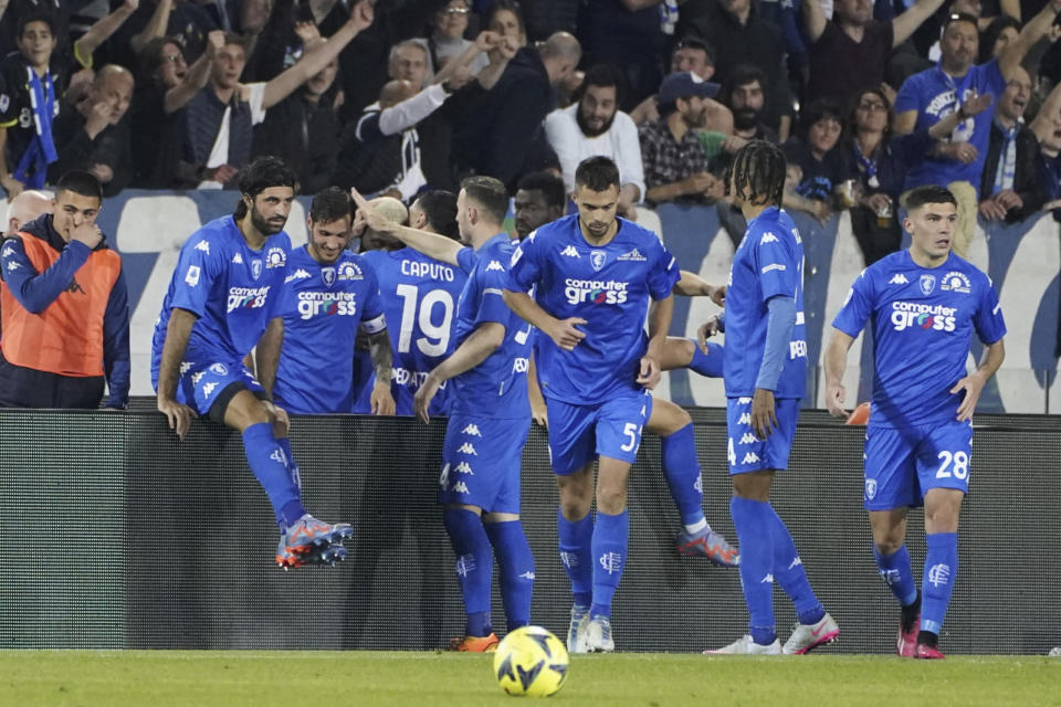 Los jugadores de Empoli celebran el tercer gol en la victoria 4-1 ante Juventus en la Serie A italiana, el lunes 22 de mayo de 2023, en Empoli. (Marco Bucco/LaPresse vía AP)