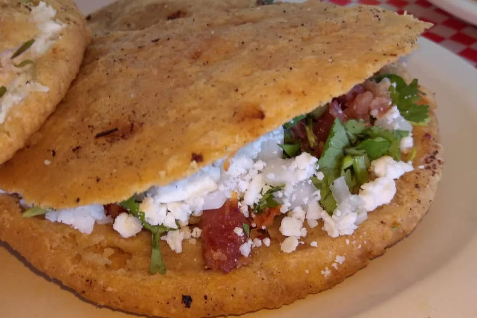 Cómo hacer una gordita de chicharrón