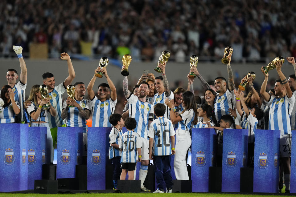 Lionel Messi y sus compañeros levantan una réplica de la Copa del Mundo en el encuentro amistoso de Argentina ante Panamá en Buenos Aires, Argentina el jueves 23 de marzo del 2023. (AP Foto/Natacha Pisarenko)