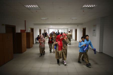 Students of Tevfik Ileri Imam Hatip School walk along a corridor as they leave their classroom for a break in Ankara November 18, 2014. REUTERS/Umit Bektas (TURKEY)