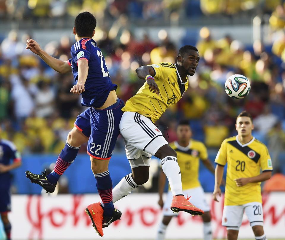 Colombia's Jackson Martinez fights for the ball with Japan's Maya Yoshida during their 2014 World Cup Group C soccer match at the Pantanal arena in Cuiaba June 24, 2014. REUTERS/Dylan Martinez (BRAZIL - Tags: SOCCER SPORT WORLD CUP TPX IMAGES OF THE DAY)