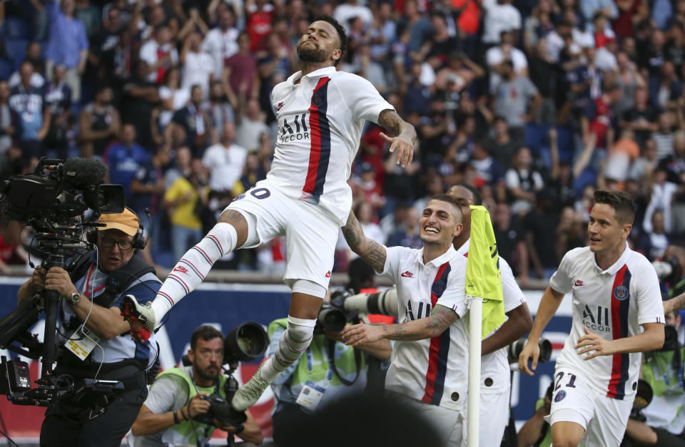 PARIS, FRANCE - SEPTEMBER 14: Neymar Jr of PSG celebrates his winning goal with Marco Verratti, Ander Herrera during the French Ligue 1 match between Paris Saint-Germain (PSG) and RC Strasbourg at Parc des Princes stadium on September 14, 2019 in Paris, France. (Photo by Jean Catuffe/Getty Images)