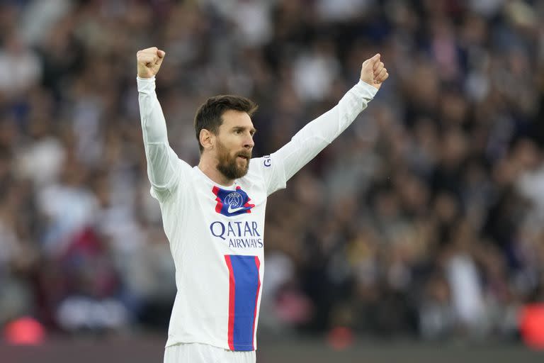 Lionel Messi: brazos en alto para festejar en el Parque de los Príncipes por su buen presente y un nuevo triunfo de PSG, frente a Troyes por la liga de Francia.