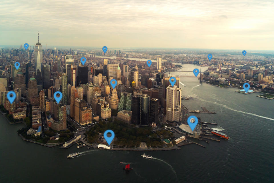 纽约市的视图，蓝色定位销覆盖在某些地点