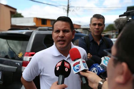 Presidential candidate Fabricio Alvarado Munoz of the National Restoration Party (PRN) talks with the media prior to a lunch in San Jose, Costa Rica March 31, 2018. REUTERS/Jose Cabezas