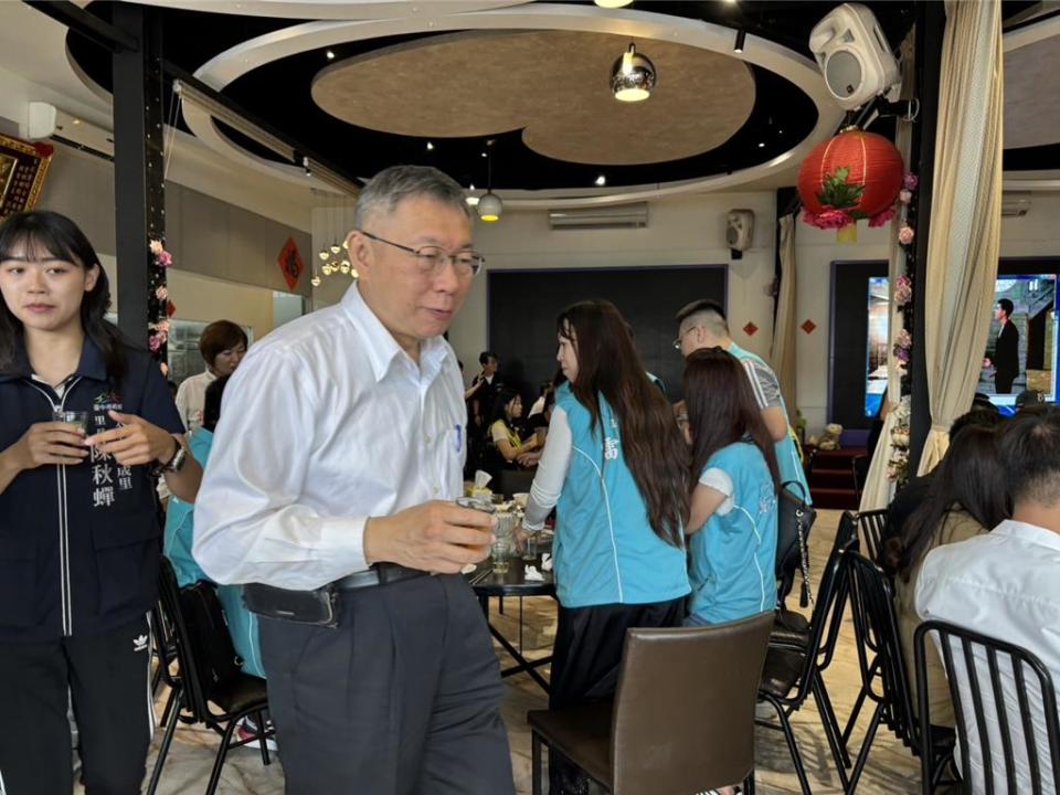 台灣民眾黨台中市黨部5日在太平羽饌美食會館舉辦「小草訓練營」活動，用餐後黨主席柯文哲也逐桌和黨員連絡感情。（馮惠宜攝）