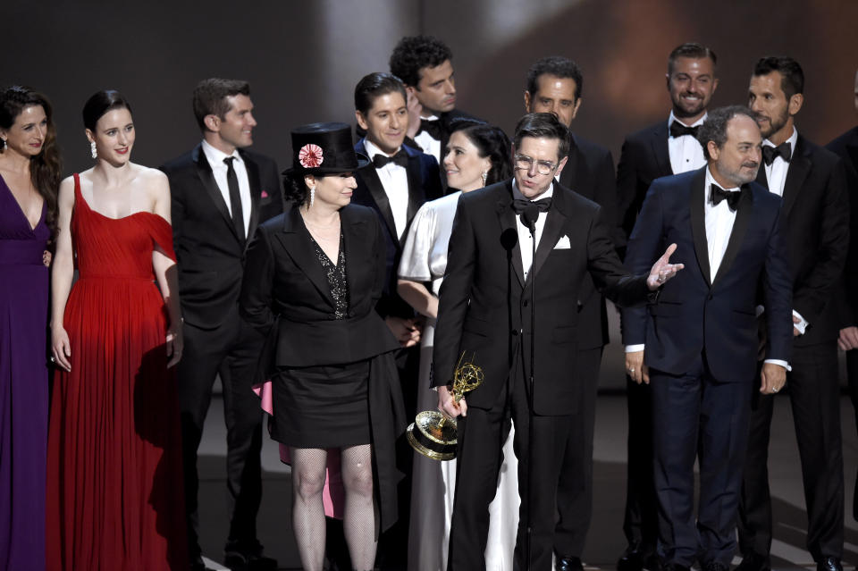 Amy Sherman-Palladino, en el centro a la izquierda, Daniel Palladino y el elenco y equipo de "The Marvelous Mrs. Maisel" reciben el Emmy a la mejor serie de comedia el lunes 17 de septiembre del 2018 en el Teatro Microsoft en Los Angeles. (Foto por Chris Pizzello/Invision/AP)