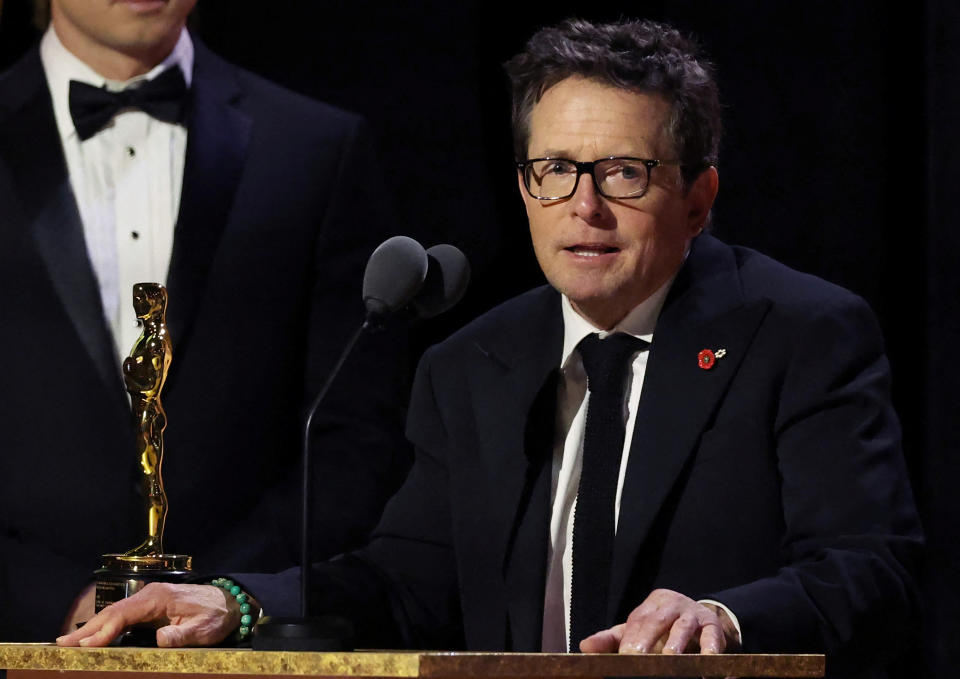 El actor Michael J. Fox al momento de recibir el Oscar honorífico en 2022 (REUTERS/Mario Anzuoni).