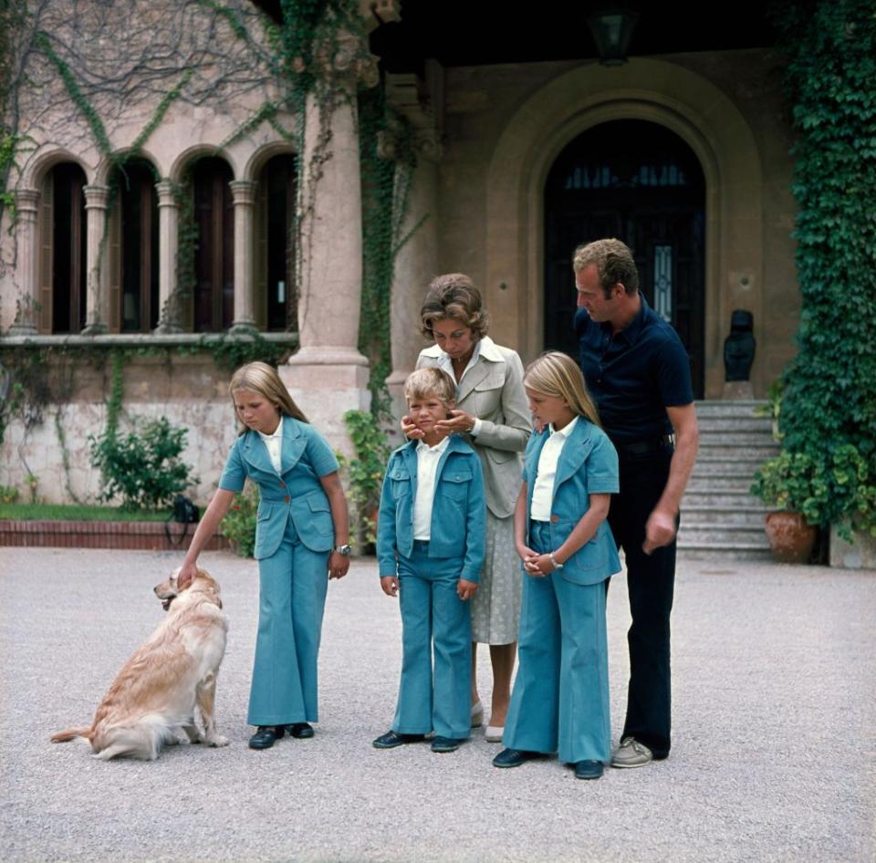 <p>The royal family colour co-ordinated their children for a family portrait that even included their pooch.</p>