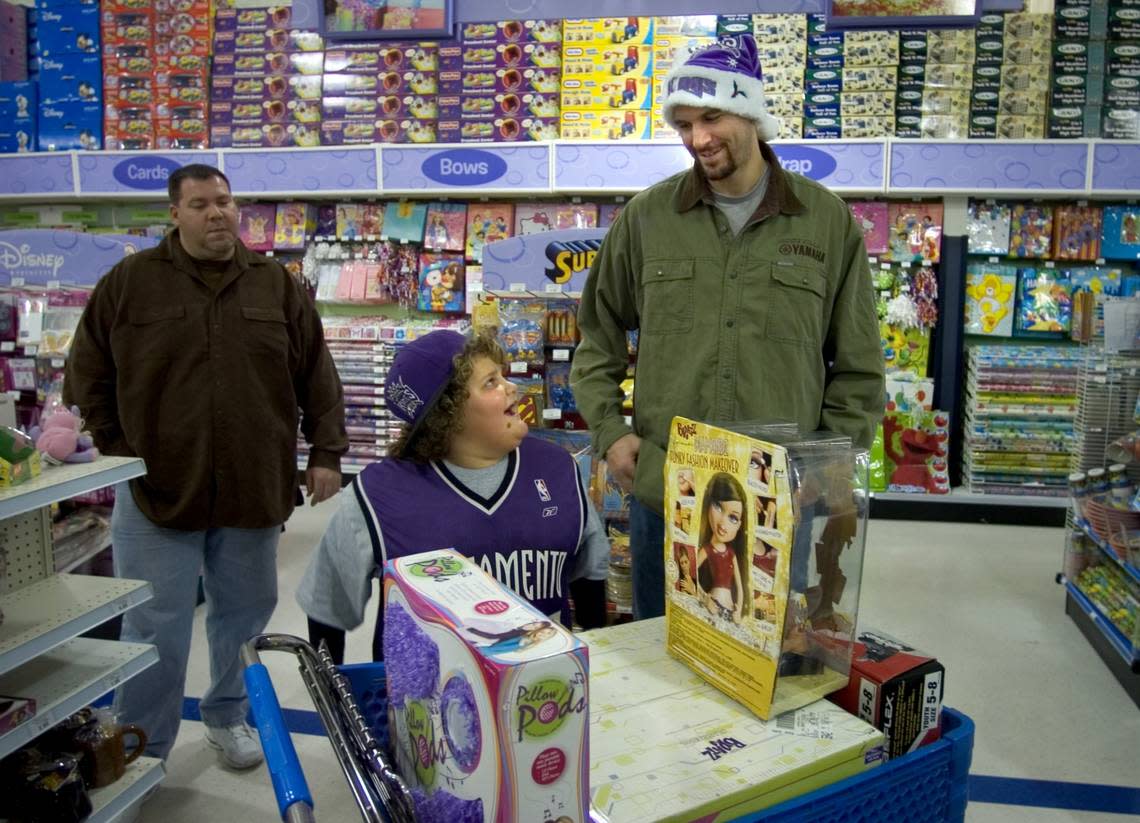 Sacramento Kings center Brad Miller checks out holiday presents that Jill Durda picked in 2006, during Miller’s annual holiday shopping spree at Toys “R” Us in Rocklin. Miller brightened the holidays for 25 lucky kids from Big Brothers Big Sisters. Each child with an individual shopping spree, pictures and autographs from the NBA star. Carl Costas/Sacramento Bee file