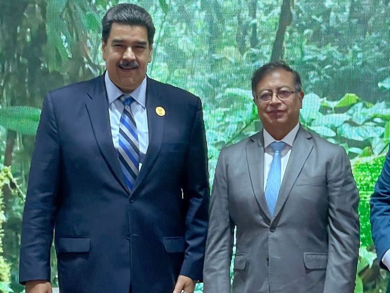 Los presidentes de Venezuela, Nicolás Maduro, de Colombia, Gustavo Petro, y de Surinam, Chan Santokhi, asisten a un evento latinoamericano en los aledaños de la conferencia climática COP27 en el balneario egipcio de Sharm el-Sheikh, en el Mar Rojo, el 8 de noviembre de 2022.