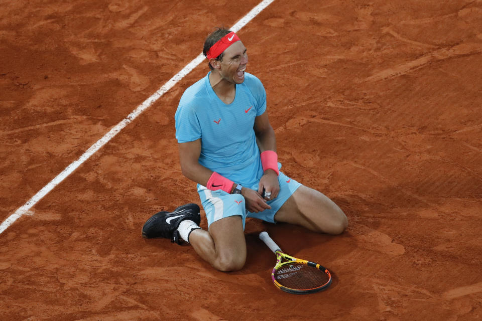 Rafa terminó el choque como los grandes, con un punto directo en su primer y último servicio, que le llevó a arrodillarse en la arena batida movido por la euforia. (AP Foto/Christophe Ena)