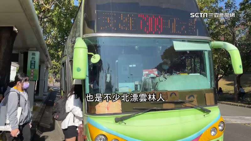 日統客運嘉義線為了服務學生，會把車開進校園。