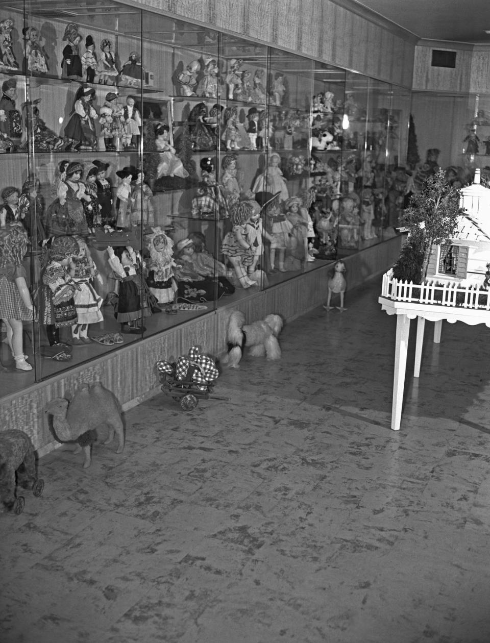 Rare Vintage Photos of Shirley Temple at Home