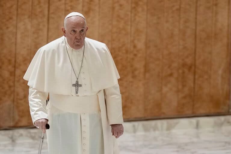 El papa Francisco llega para una vista semanal general en la sala papa Pablo VI en el Vaticano, el miércoles 6 de diciembre de 2023. (AP Foto/Andrew Medichini)