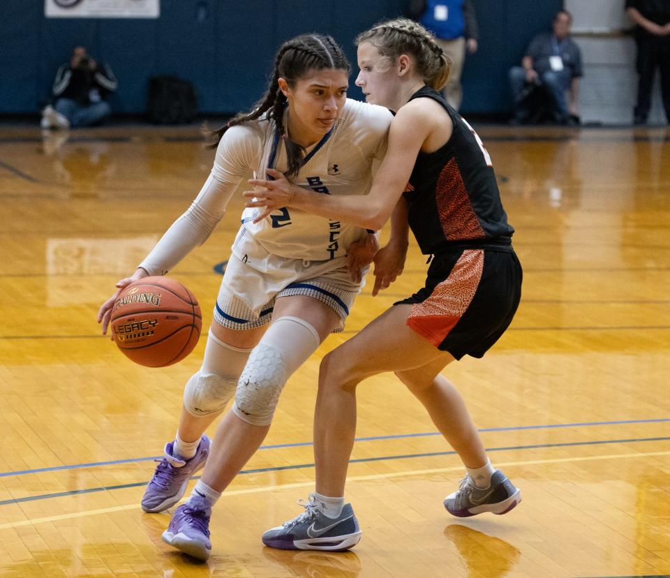 Dundee/Bradford's Kendall Parker drives on Keshequa's Ava Thayer.